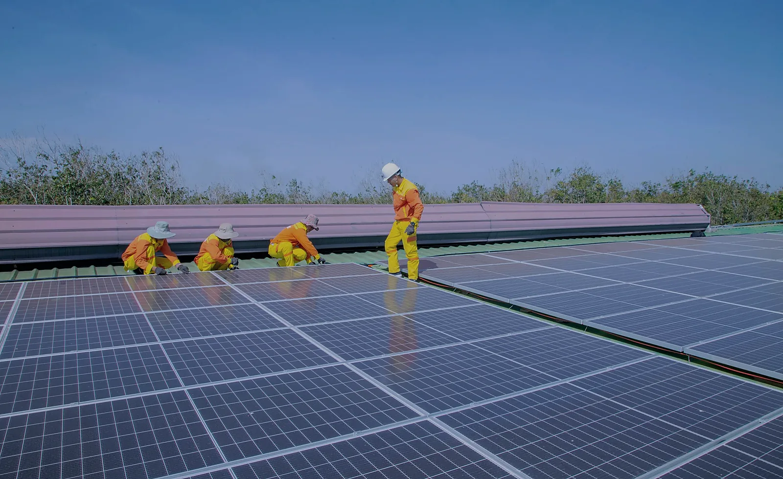 Technicien sur toiture photovoltaïque