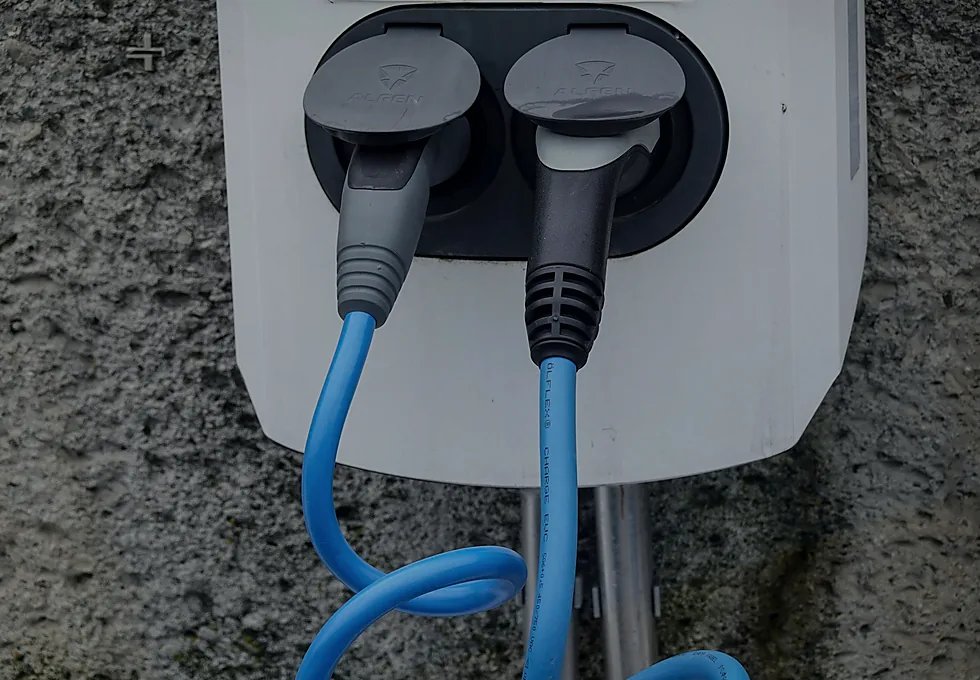 Technicien installant une borne IRVE